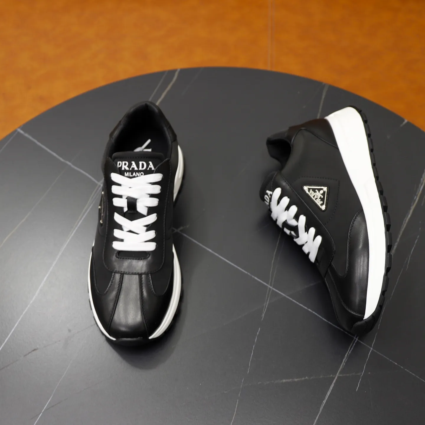 Ex-factory price: 580💰🙅‍♂️🙅‍♂️🙅‍♂️ Brand: PRADA Standard code: 38–44 (45 can be customized) Grade: Same as the official website Material: Original cowhide stitching Comfortable pig and cow lining Light and wear-resistant outsole Style category: Men's fashionable casual shoes and boots Running sneakers Distinguished luxury brand elements Top luxury Color: actual picture color